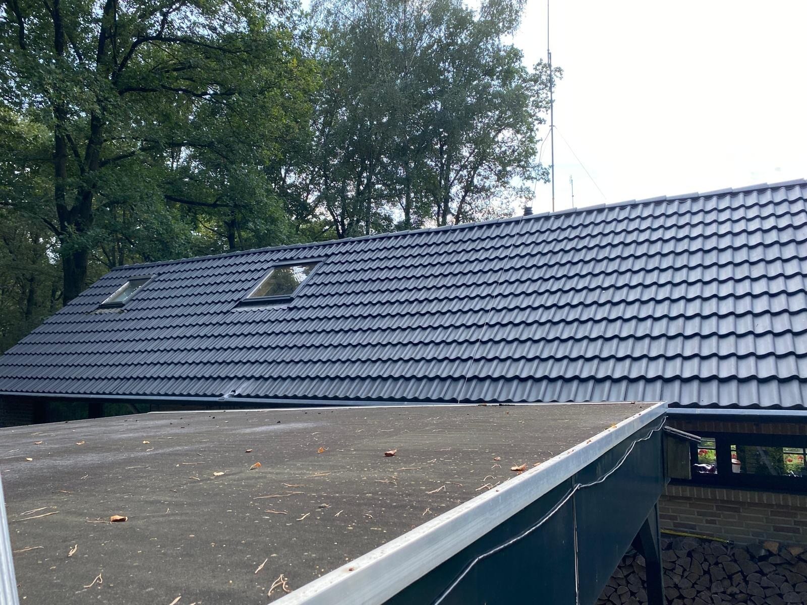 Vernieuwd hellend dak met nieuwe dakpannen door Van Boxtel Dakonderhoud